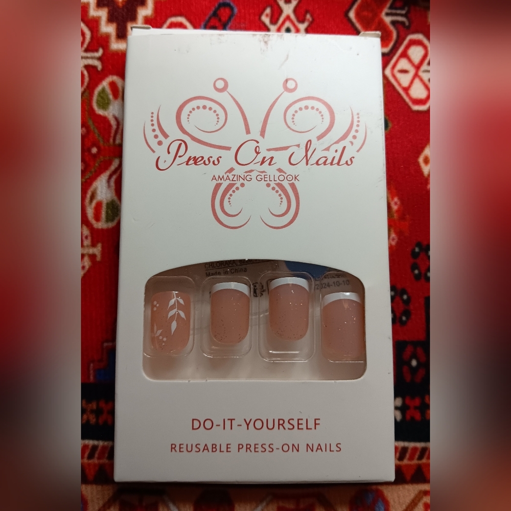 🍉 Sz. MED. FRENCH TIP NAILS WITH DESIGN!